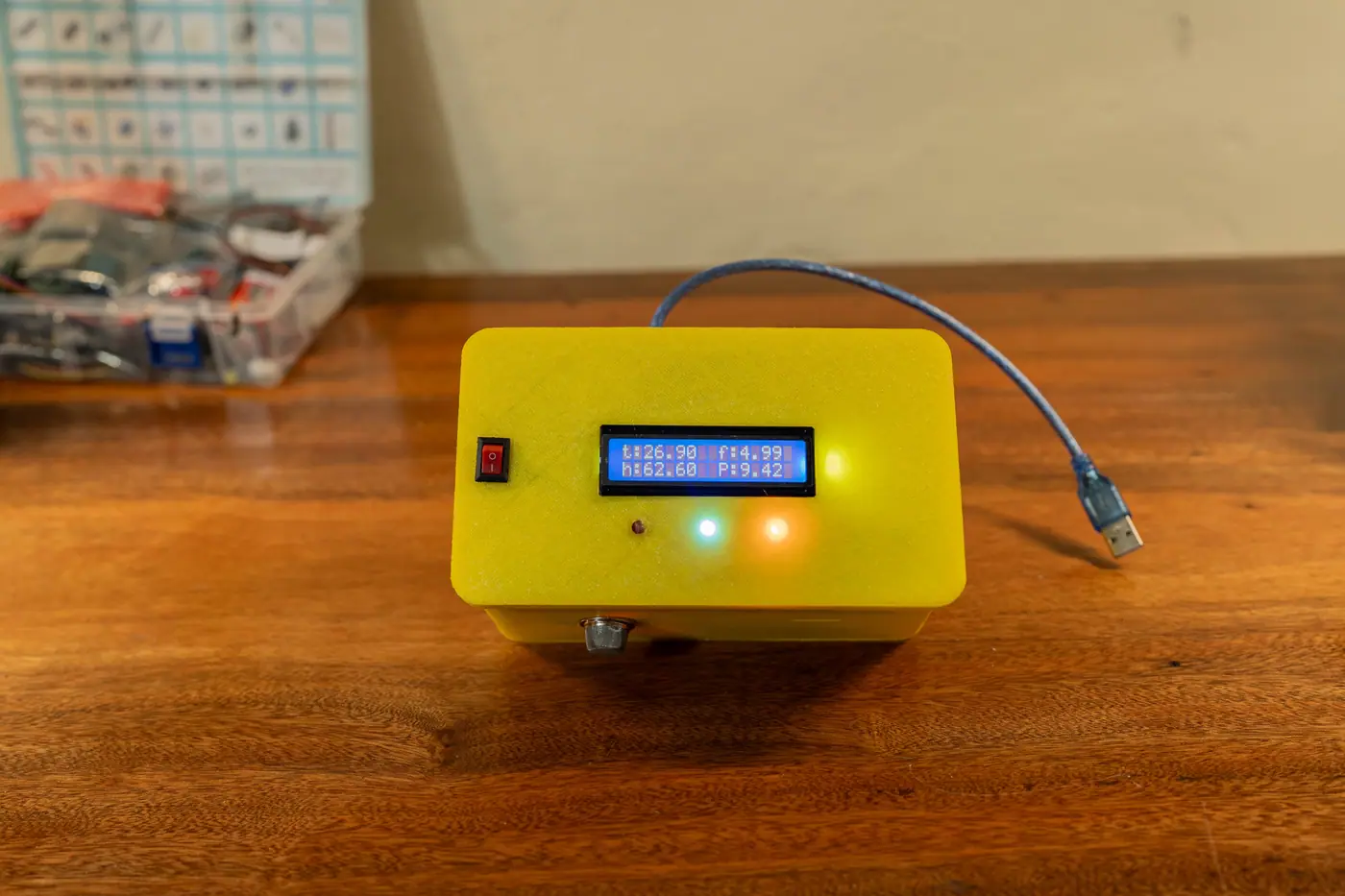 Capteur ApiConnect jaune posé sur une table, câble branché