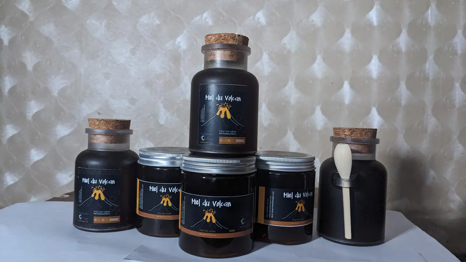 Gamme de pots Miel du Volcan, étiquettes noires et bouchons en liège