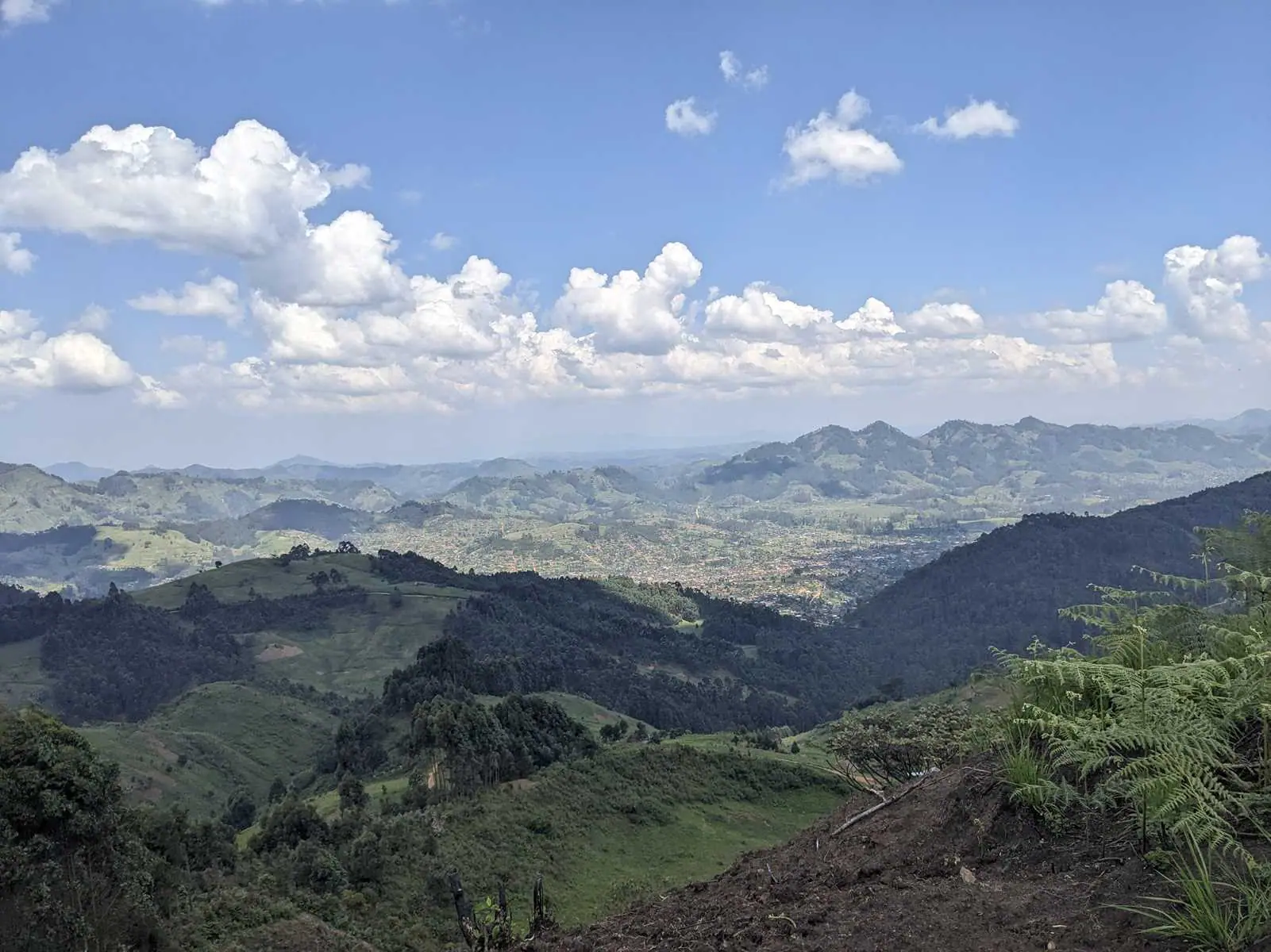 Vallées et collines verdoyantes du Nord-Kivu vues depuis les hauteurs de Lubero