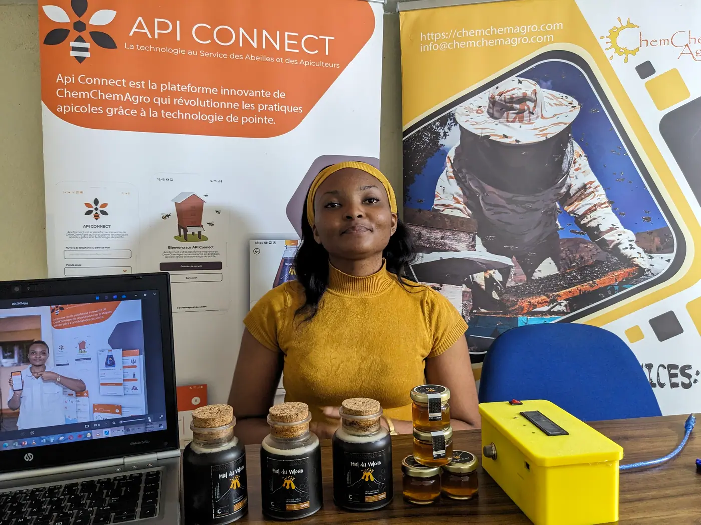 Stand ChemChemAgro présentant Miel du Volcan et les capteurs ApiConnect