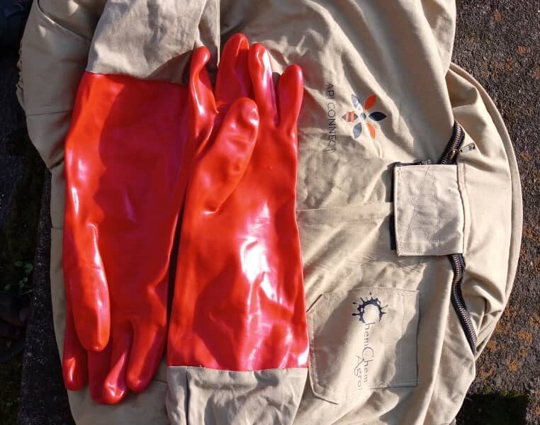 Tenue apicole ChemChemAgro et gants de protection rouges